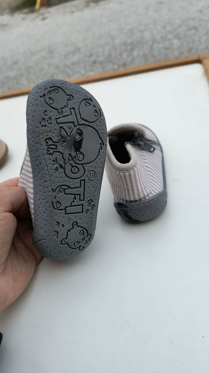 Chaussons enfant comme neuf taille 19 - photo numéro 3