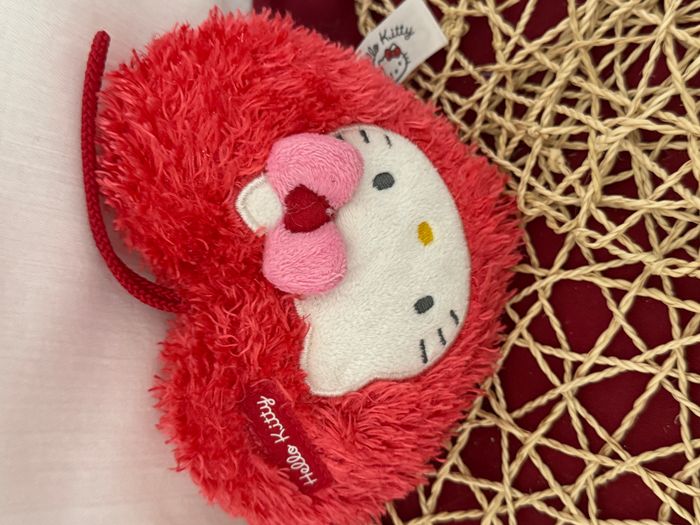Peluche un petit cœur. Hello Kitty