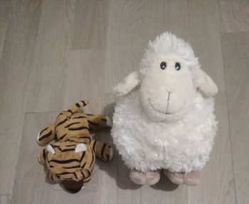 Peluches Mouton et Tigre