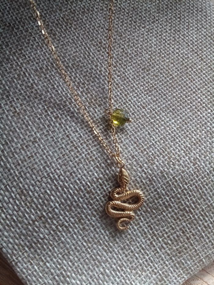 Collier serpent et pierre de péridot naturelle à facettes