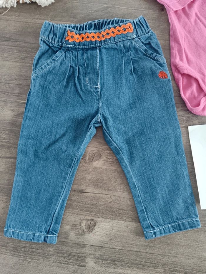 🌞 lot jeans et bodie 6 mois très Bon état - photo numéro 2