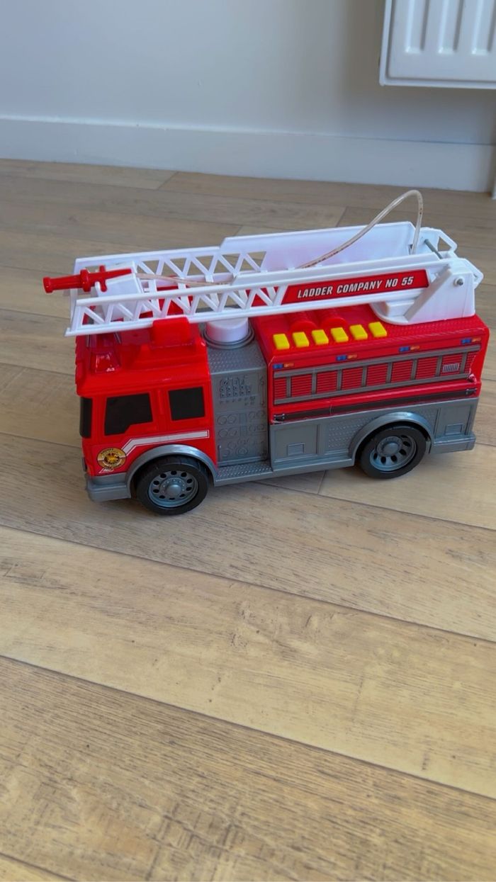 Le Grand Camion de Pompiers de Secours 🚨