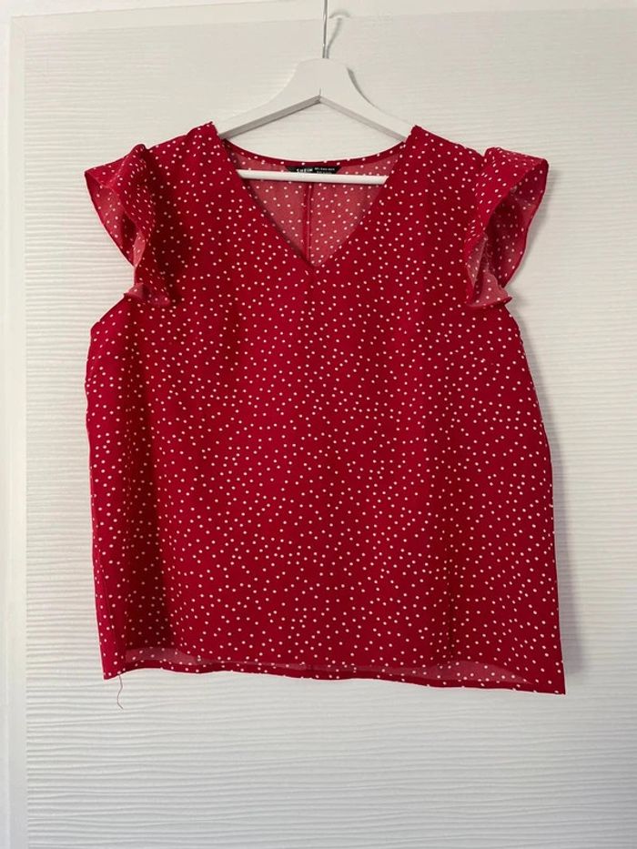 Haut blouse rouge pois blancs décolleté col V manches courtes à volants