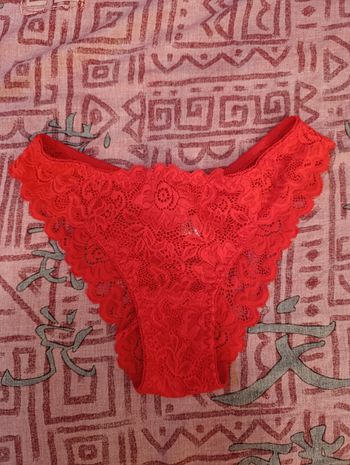 Culotte rouge à dentelle