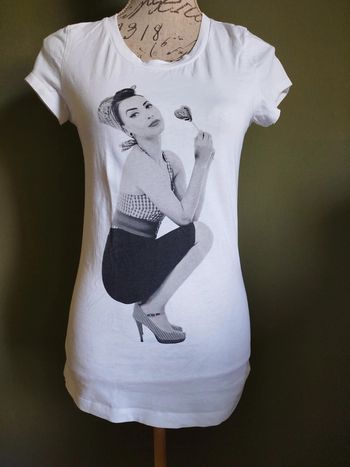 T-shirt pin-up