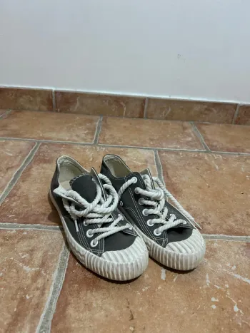 Baskets grises