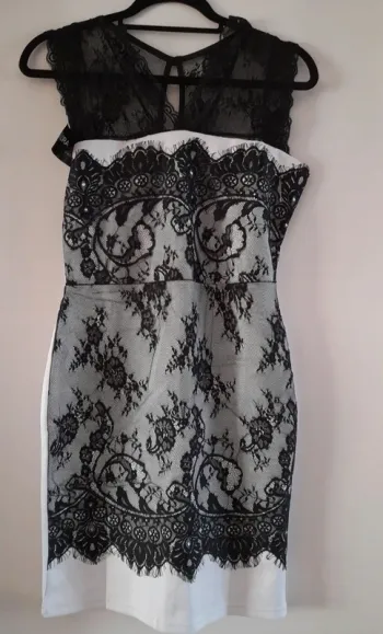 Robe blanche à dentelle noire Taille M