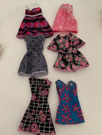 lots d’habits de barbies