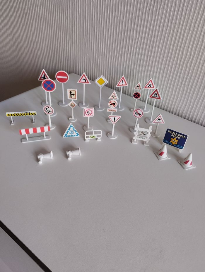 Lot panneaux de signalisation et accessoires