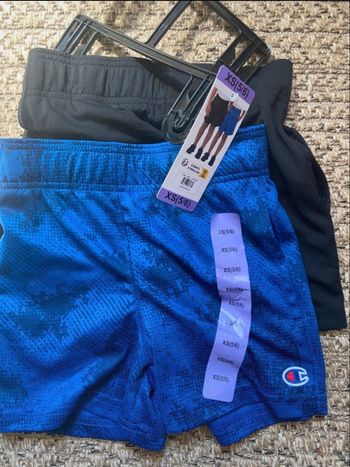 Lot 2 shorts Champion 5-6 ans bleu noir neuf