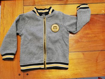 Gilet à zip taille 12 mois