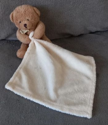 Doudou et compagnie peluche ours brun avec mouchoir- Baby nat