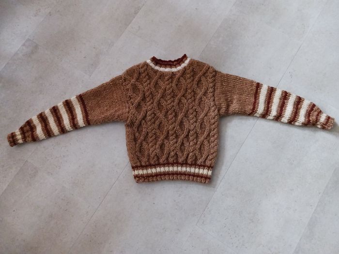 pull tricoté main marron et beige avec torsades taille 8 ans Lavable machine Phildar Neuf - photo numéro 2