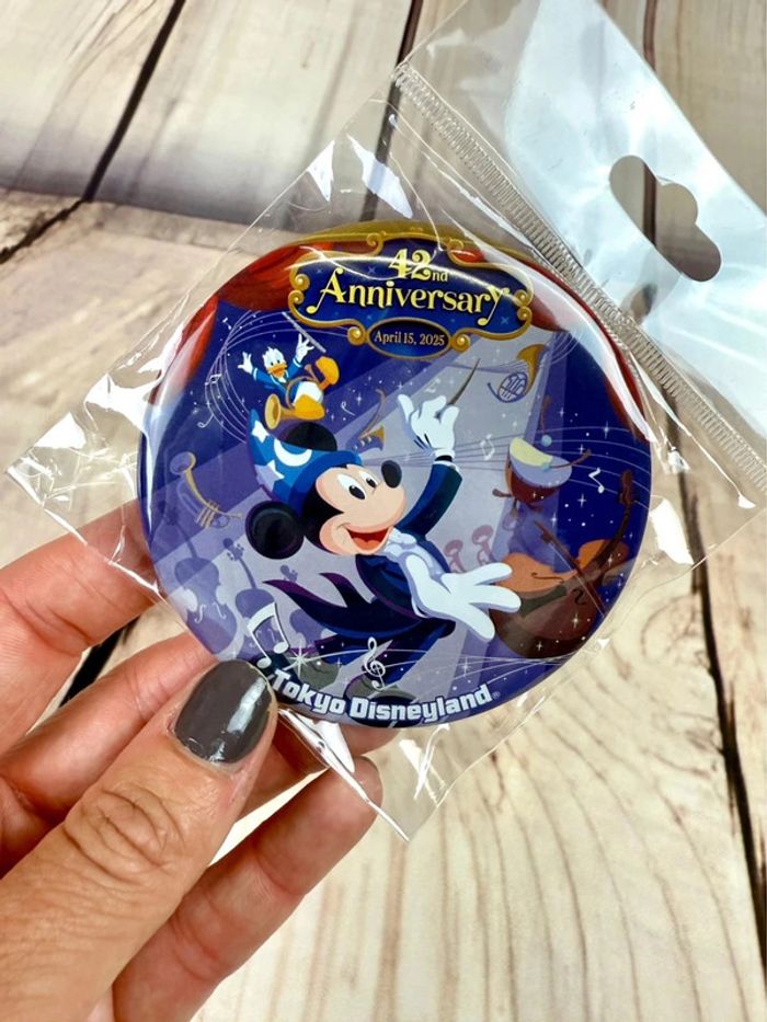 Badge Disneyland Tokyo 42e anniversaire Mickey fantasia orchestre - photo numéro 4