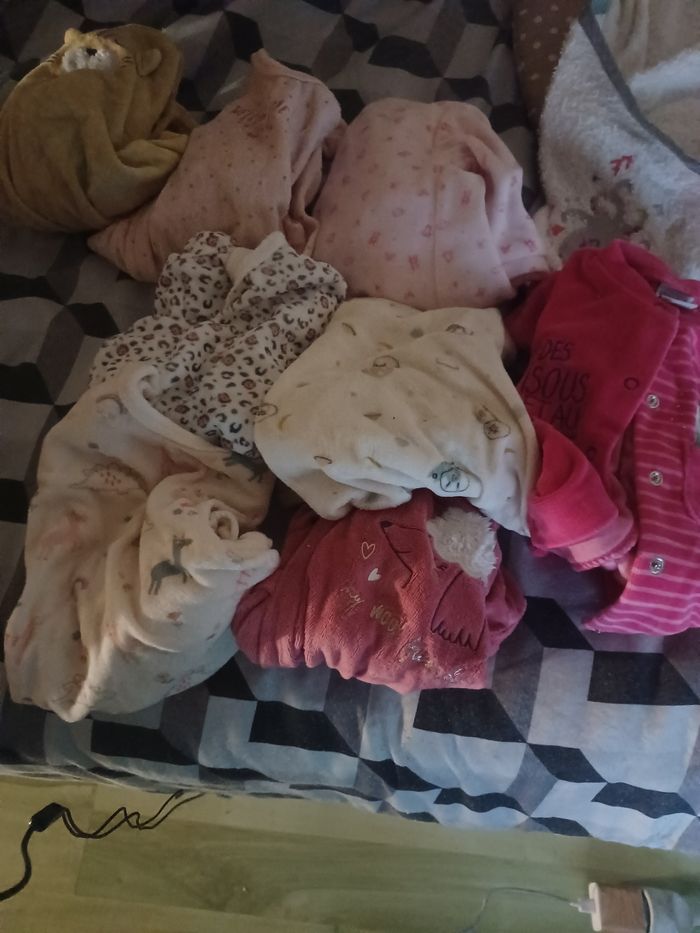 Lot de vêtements de naissance et 1 mois