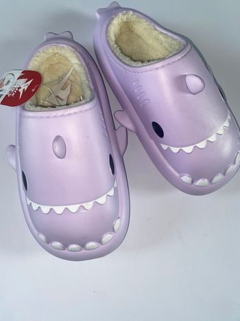 Chaussons requin violets fourrés