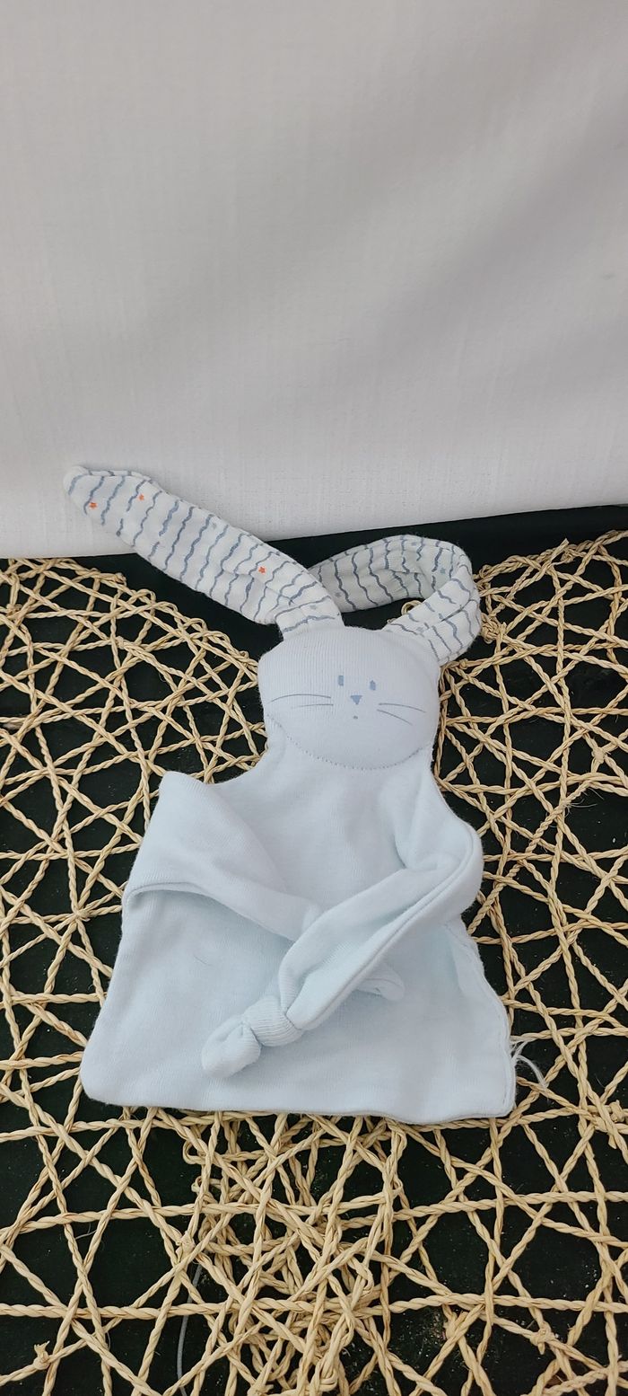 Doudou lapin bleu ciel oreilles rayées petit bateau