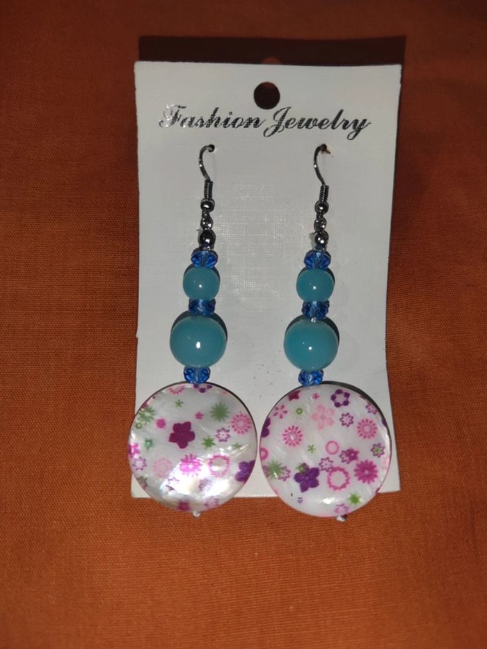 Boucles d'oreilles pendantes nacre et perles en verre