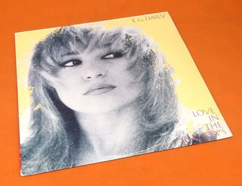 Vinyle Maxi 45 tours  E.G  Daily (Elizabeth Ann Guttman)  Love in the shadows (1985)