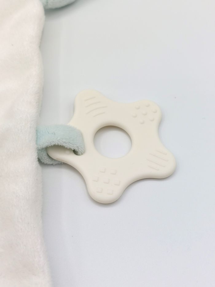 Doudou plat ours blanc MATHILDE M col bleu 4 nouettes anneau dentition blanc sos doudou pro - photo numéro 4