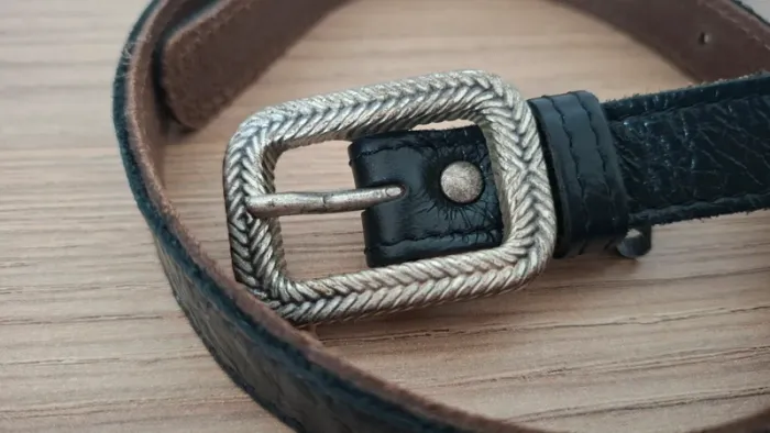 Ceinture Yolete cuir vernis véritable et boucle argentée - etat neuf 75cm - photo numéro 2