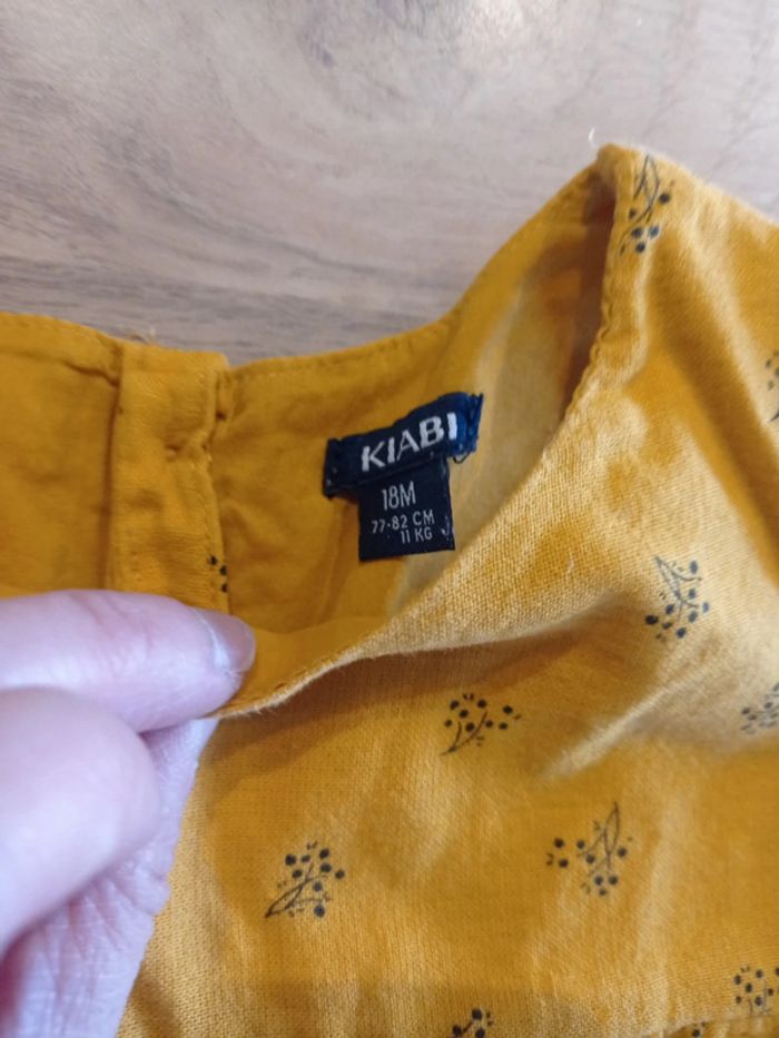 Robe moutarde motifs floraux noirs Kiabi 18 mois - photo numéro 2