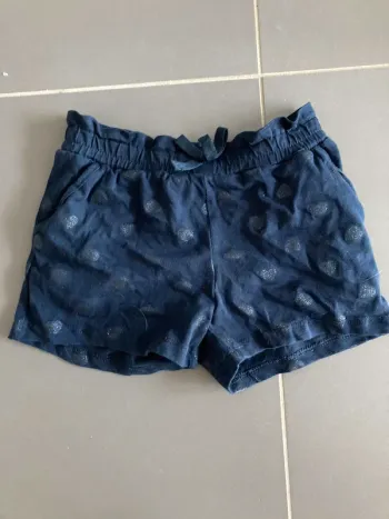 Short 2-4 ans en très bon état