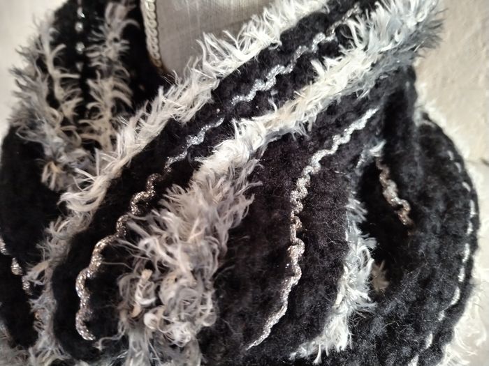 Magnifique Tour de cou Noir Argent & Effet fausse Fourrure - photo numéro 2