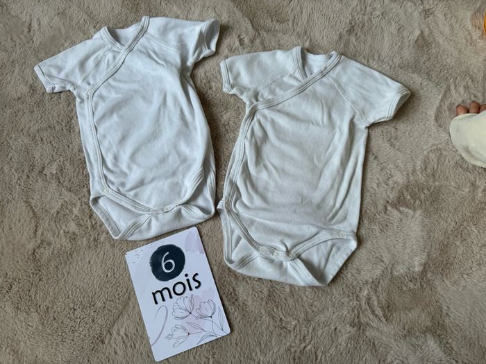 Lot 2 bodies Petit Bateau Blanc manches courtes 6 mois