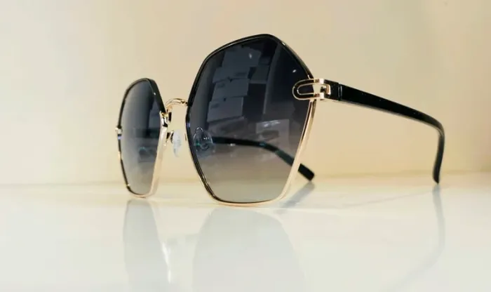 Lunette de soleil femme Polarisée hexagonale noire et dorée verres dégradés UV protection cat 3 - photo numéro 5