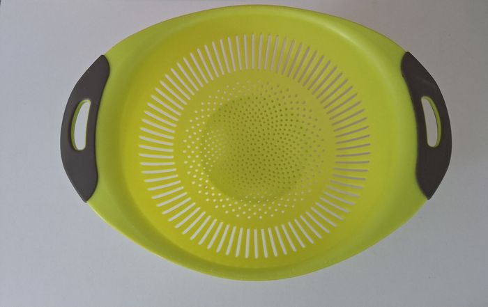 Passoire en plastique bicolore - photo numéro 2