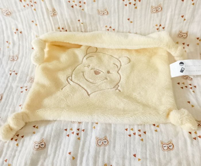 Doudou jaune Winnie l'ourson