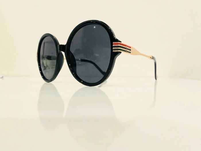 Lunette de soleil femme ronde noire et dorée uvprotection catégorie 3