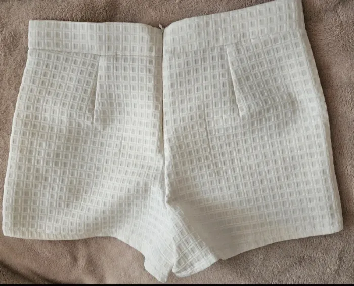 Short blanc Taille L ( plutôt un petit M) Neuf - photo numéro 3