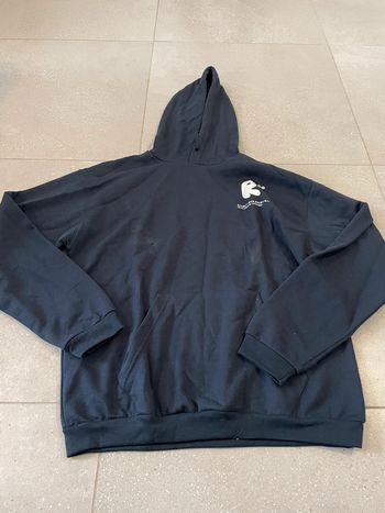 Sweat à capuche taille XL, bon état mais une trace à nettoyer
