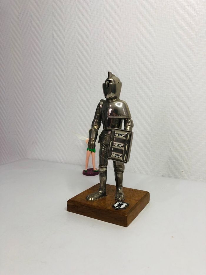 Briquet de table chevalier en armure avec calendrier perpétuel - photo numéro 3
