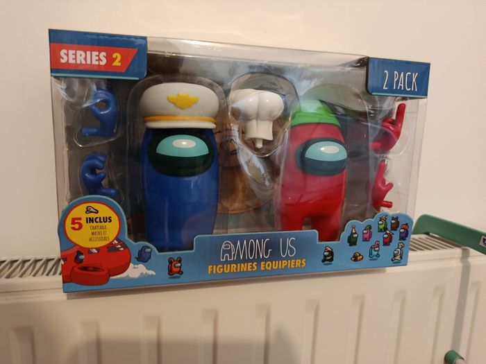 Revente cadeau : coffret 2 figurines  " among us " ( bien tout lire merci)