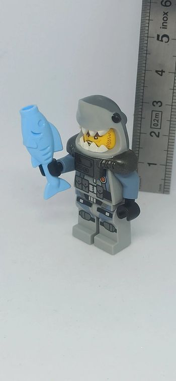 Figurine homme tête de requin avec poisson lego