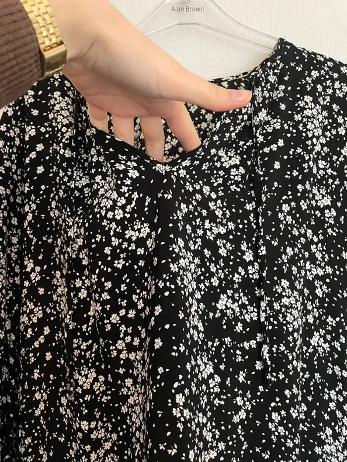 Robe noire fleurs blanches - photo numéro 3