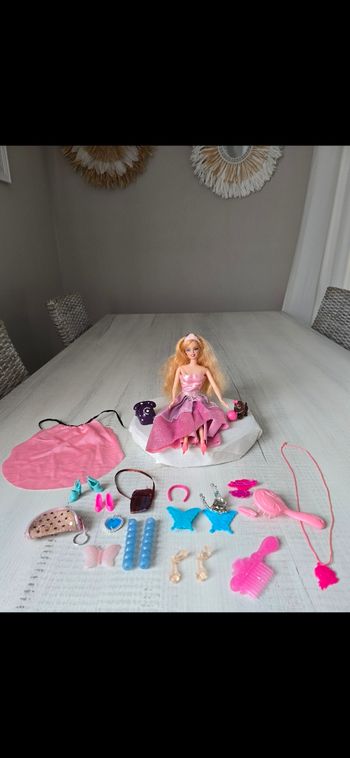 Poupée avec accessoires 