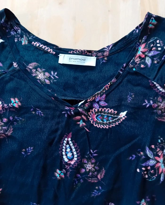 Tee-shirt noir et motifs cachemire - photo numéro 3