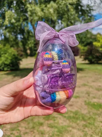 Lot accessoires de coiffures dans un oeuf violet