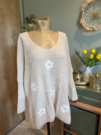 Magnifique pull, très over size avec détails, fleurs femme