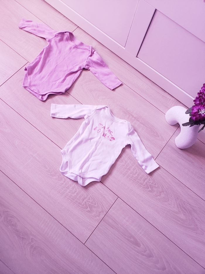 Lo t de 2 bodys 🎀 In Extenso 6 mois 2€