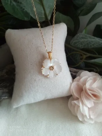Collier bohème fleur en nacre naturelle