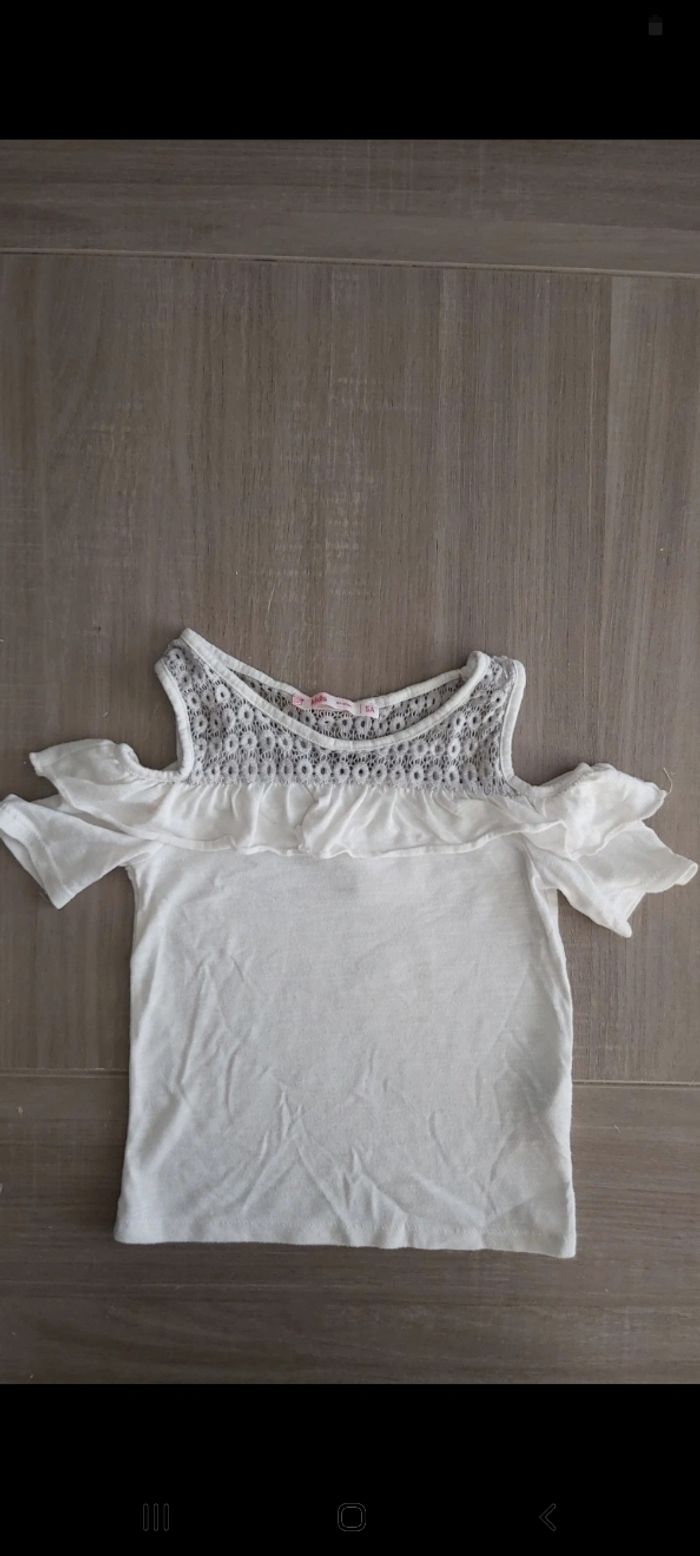 Haut blanc épaules dénudées