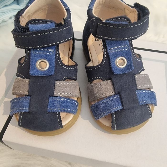 NEUVES !!! 💙superbes sandales cuir bébé pointure 18 garçon 🔥🔥(prix ferme)💙 - photo numéro 2