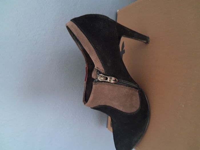 Chaussures noires et grises/taupes à talon Tamaris P38 - photo numéro 3