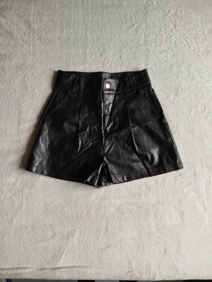 Short femme en vinyle taille L
