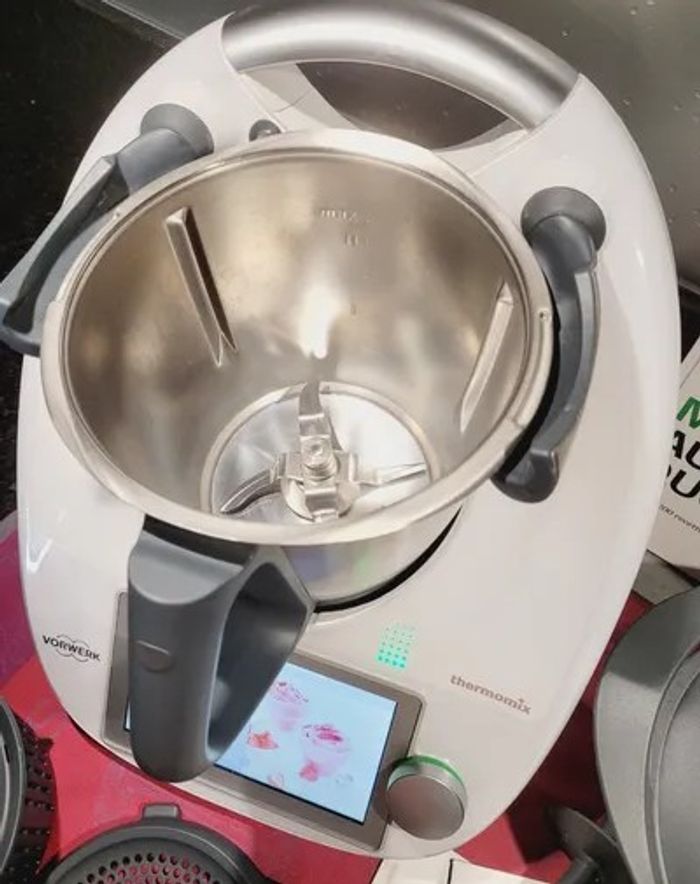 Thermomix TM6 blanc + accessoires le tout en parfait état aucun défaut quelconque - photo numéro 3
